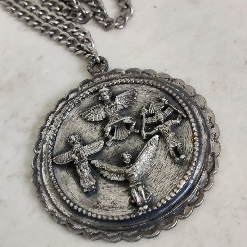 Vintage Native American Totem Pole Silver Metal Medallion Necklace - Picture 14 of 14